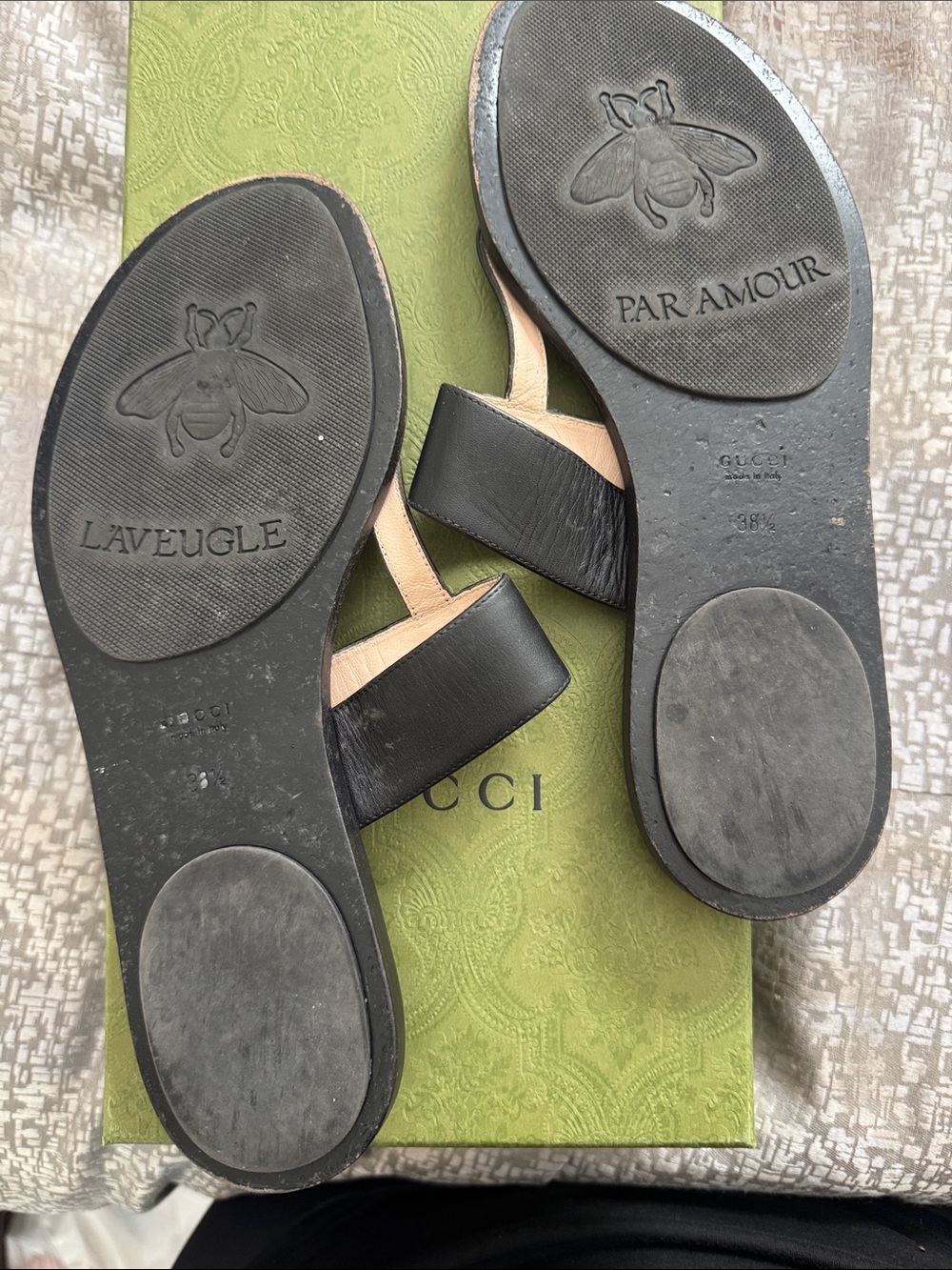 Gucci Black Leather GG Thong Sandals with Gold Logo - Picture 4 of 4